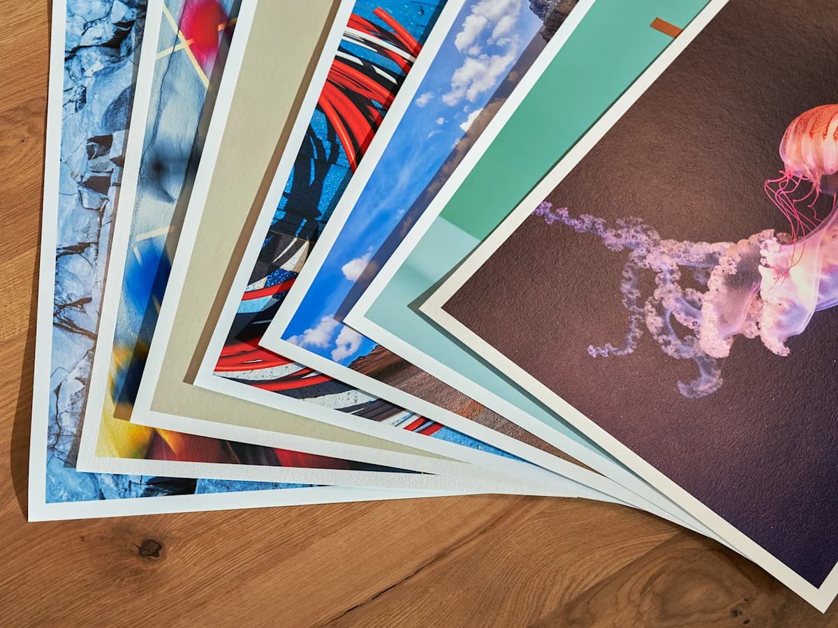 Papéis fine art com diferentes texturas e margens brancas