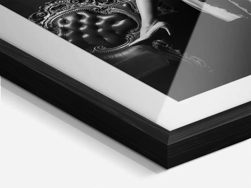 Detalhe do canto de uma impressão fotográfica emoldurada com passe-partout